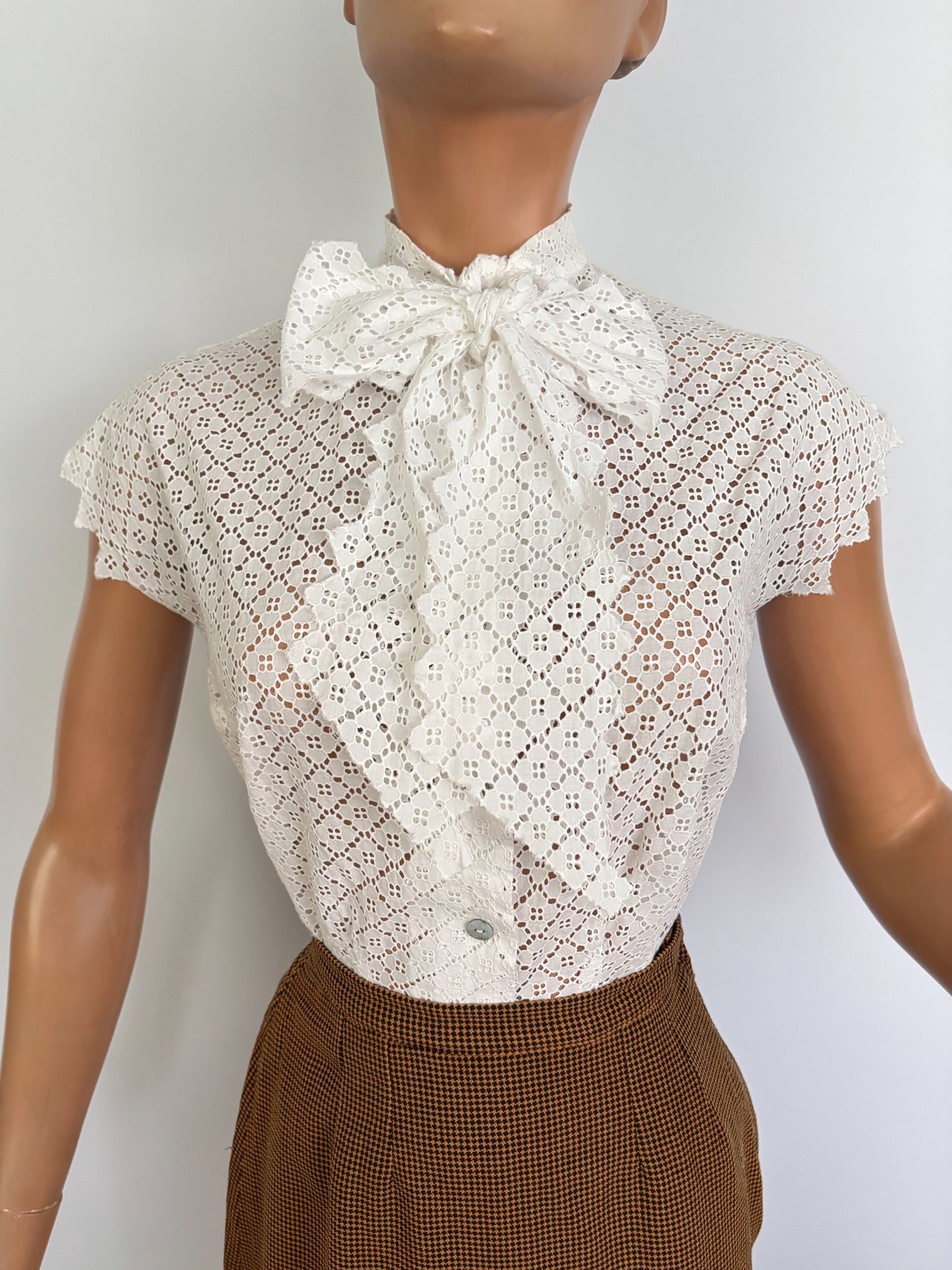 M | 1950s White Cotton Lace Blouse With Pussy Bow