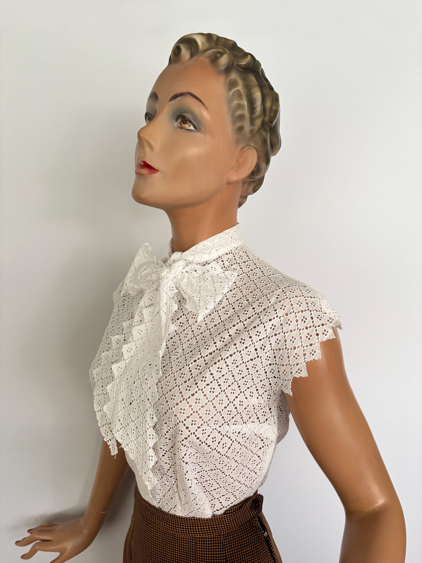 M | 1950s White Cotton Lace Blouse With Pussy Bow
