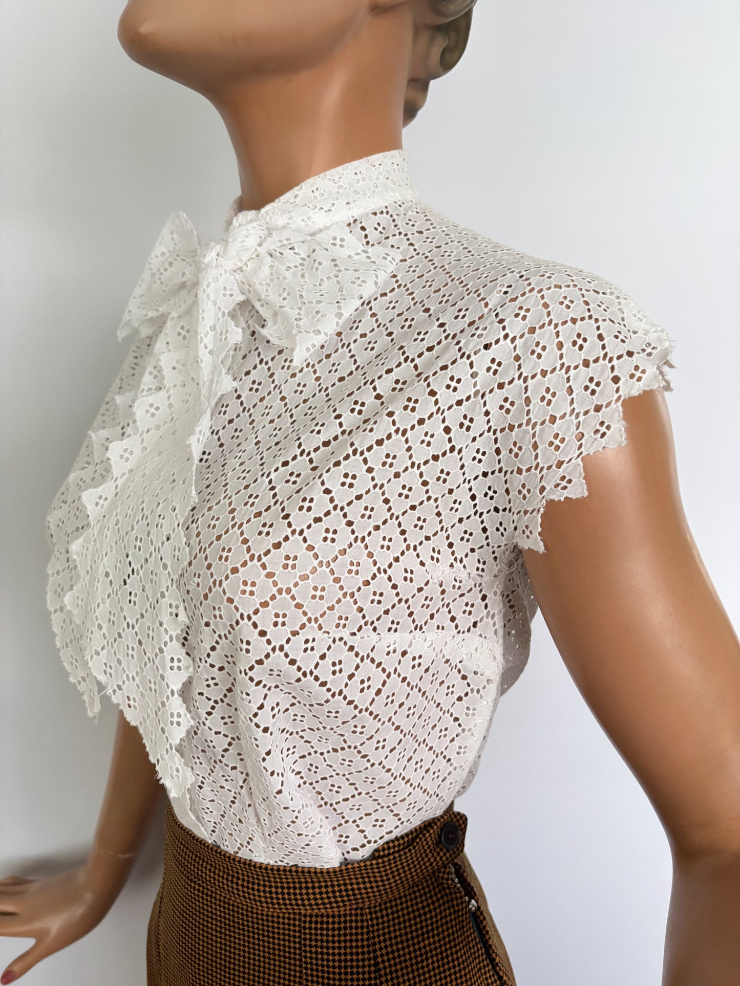 M | 1950s White Cotton Lace Blouse With Pussy Bow
