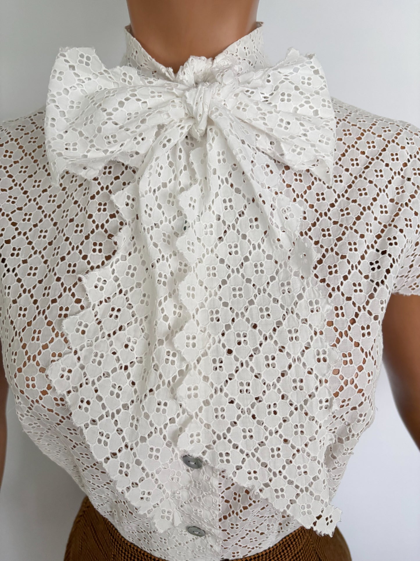 M | 1950s White Cotton Lace Blouse With Pussy Bow