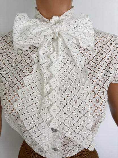 M | 1950s White Cotton Lace Blouse With Pussy Bow