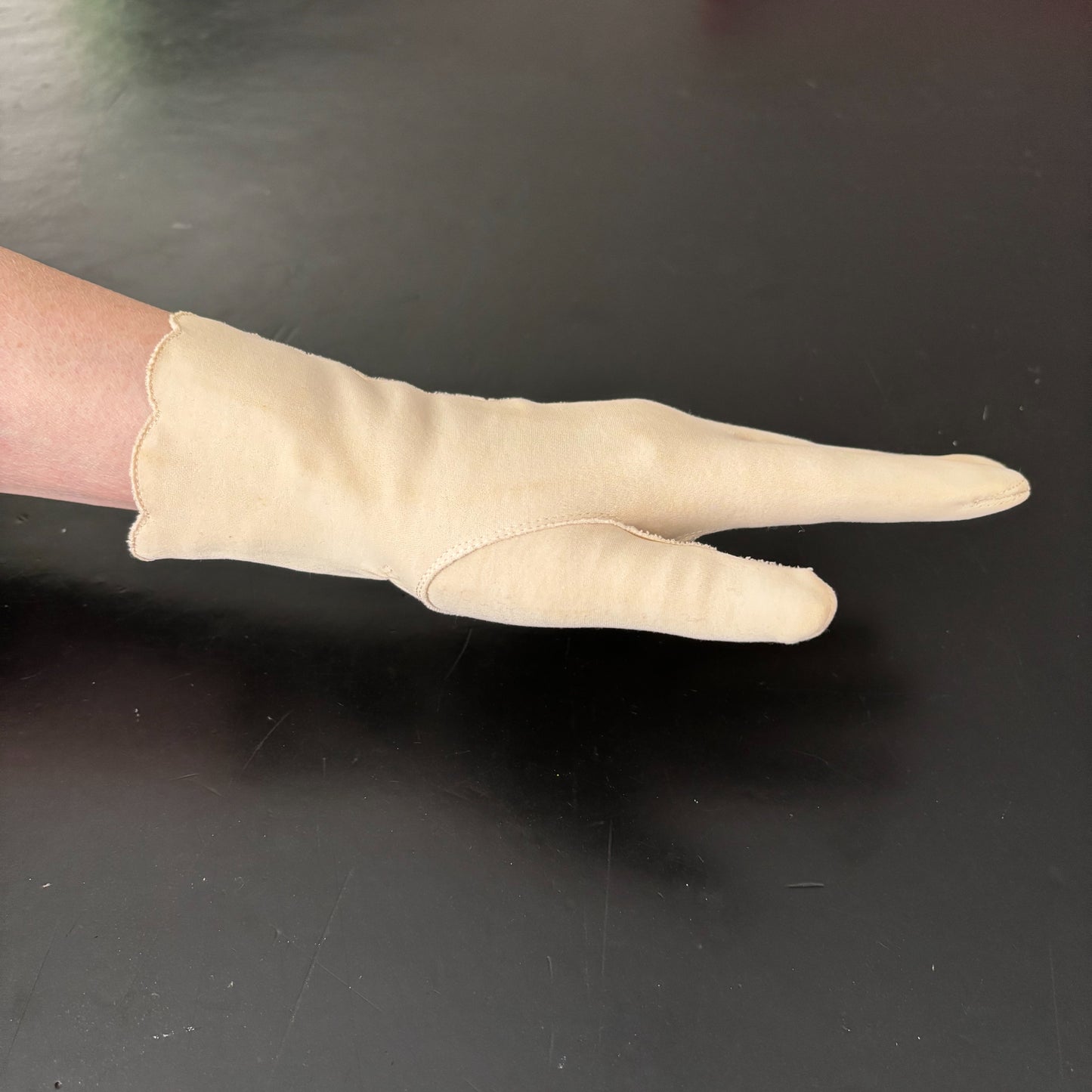 Vintage Scalloped Gloves | Size 6