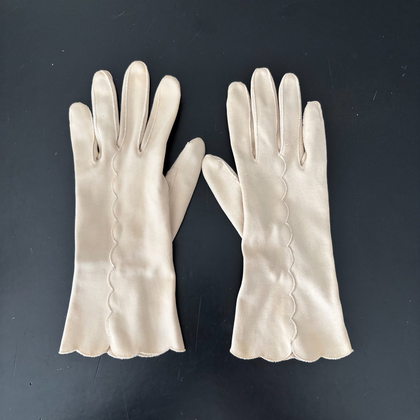 Vintage Scalloped Gloves | Size 6