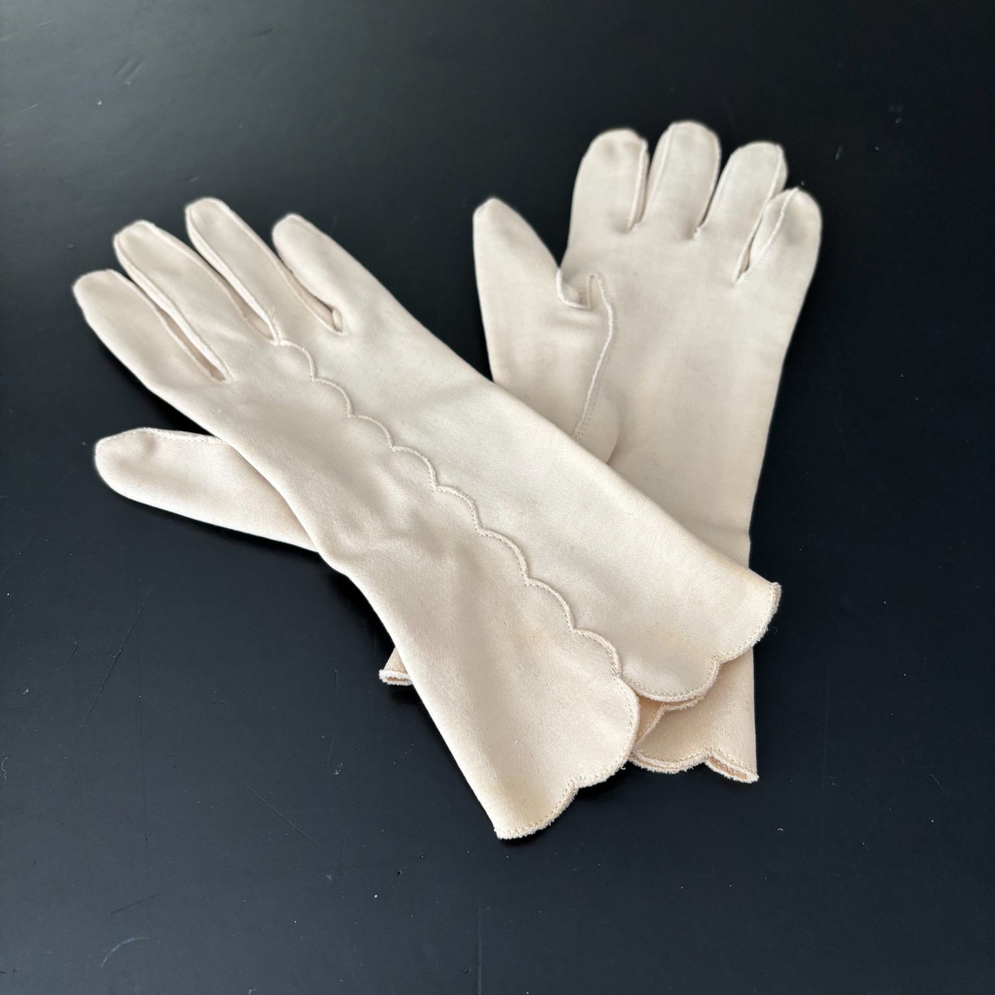 Vintage Scalloped Gloves | Size 6