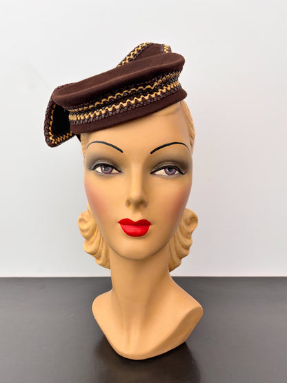 1930s/40s Brown Felt Tilt Hat With Raffia Trim and Large Bow