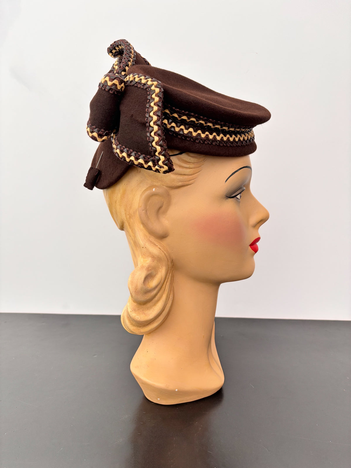 1930s/40s Brown Felt Tilt Hat With Raffia Trim and Large Bow