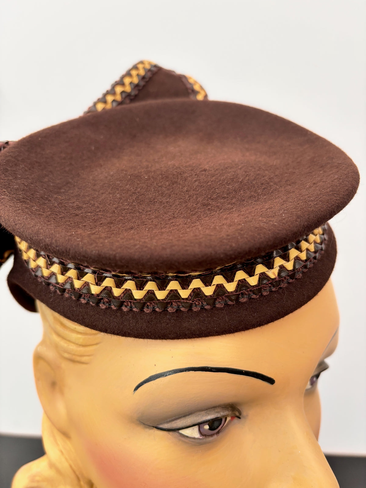 1930s/40s Brown Felt Tilt Hat With Raffia Trim and Large Bow