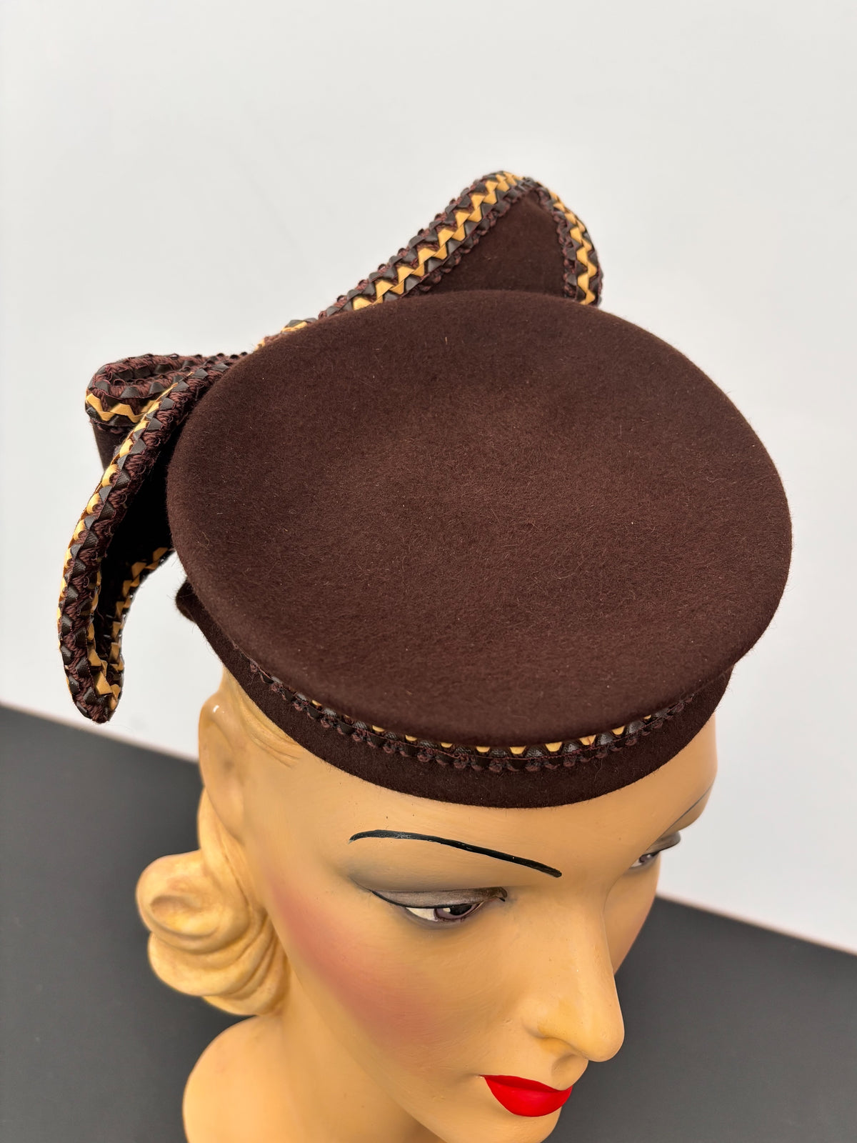 1930s/40s Brown Felt Tilt Hat With Raffia Trim and Large Bow