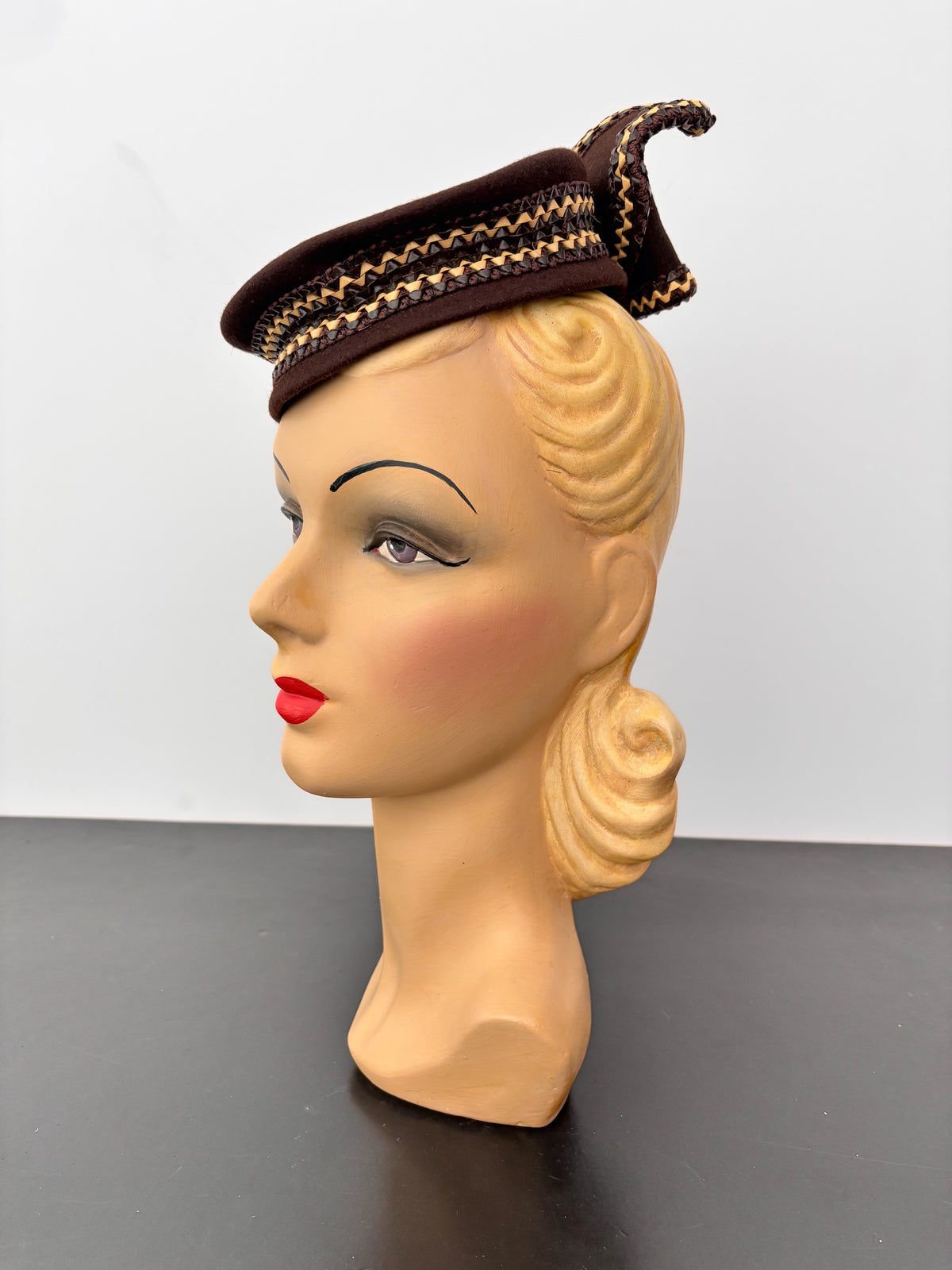 1930s/40s Brown Felt Tilt Hat With Raffia Trim and Large Bow