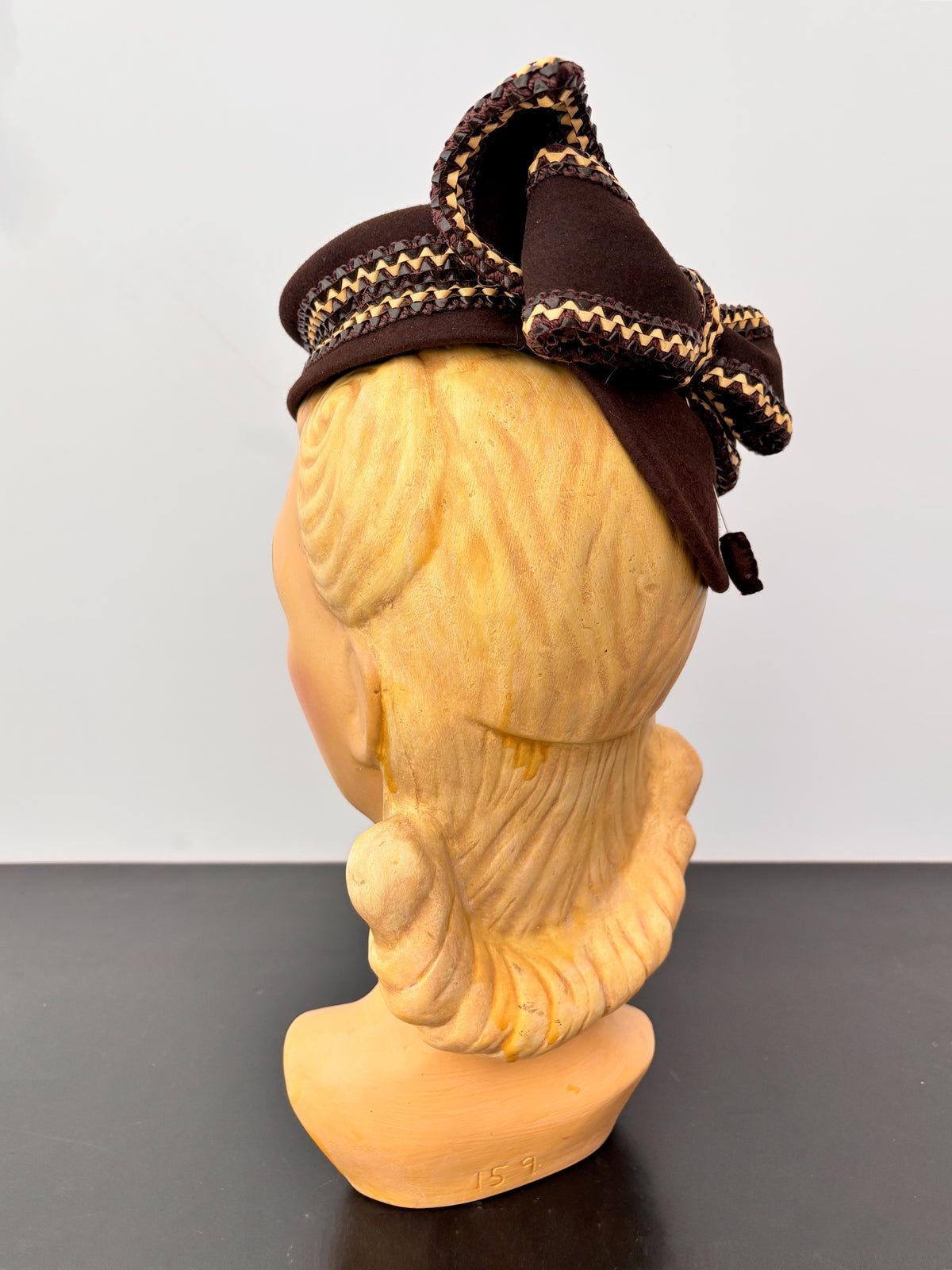 1930s/40s Brown Felt Tilt Hat With Raffia Trim and Large Bow