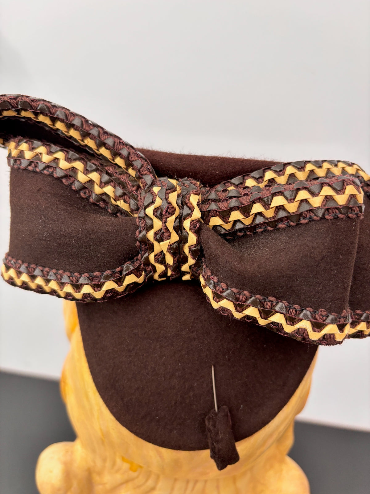 1930s/40s Brown Felt Tilt Hat With Raffia Trim and Large Bow