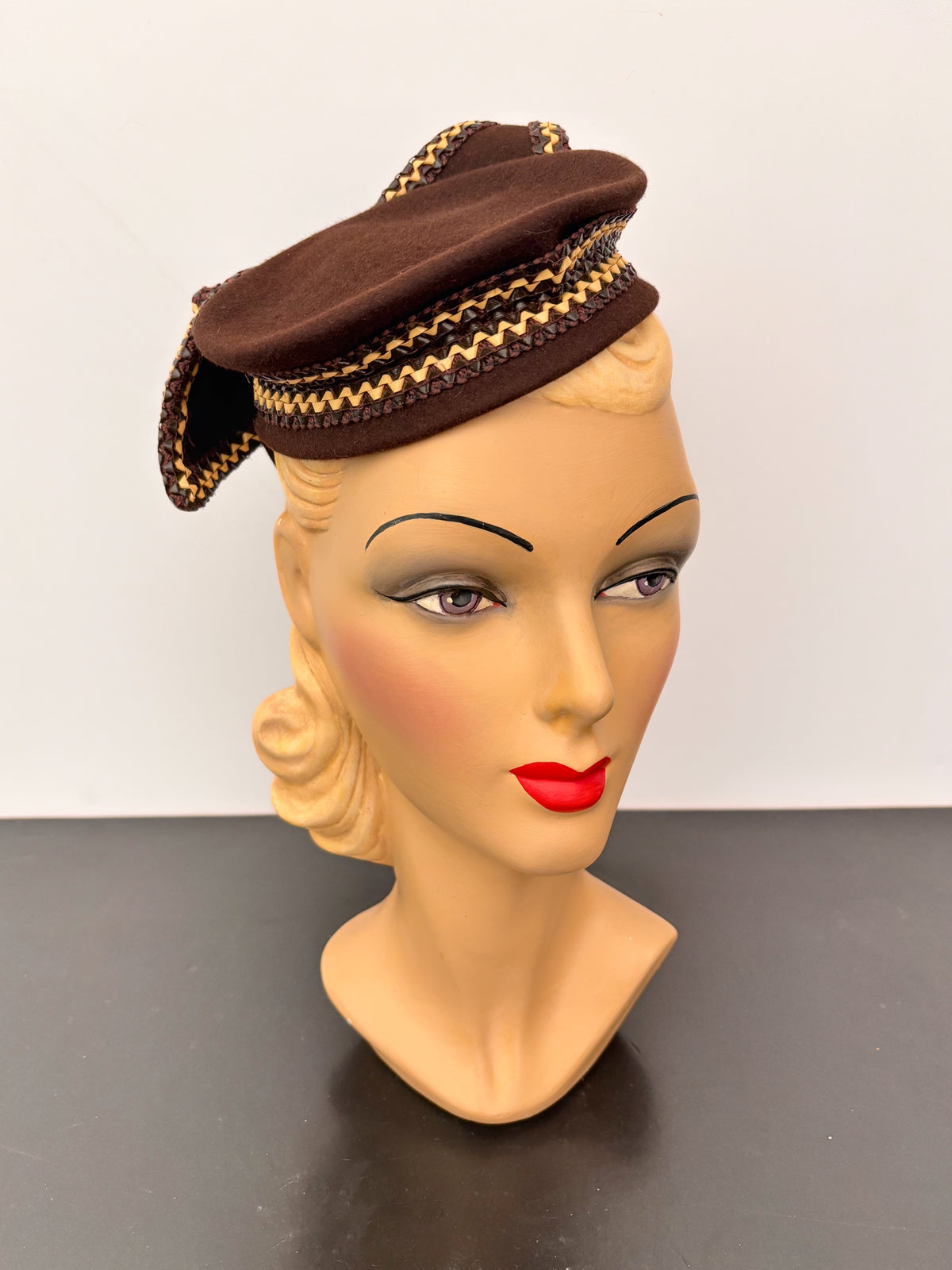 1930s/40s Brown Felt Tilt Hat With Raffia Trim and Large Bow