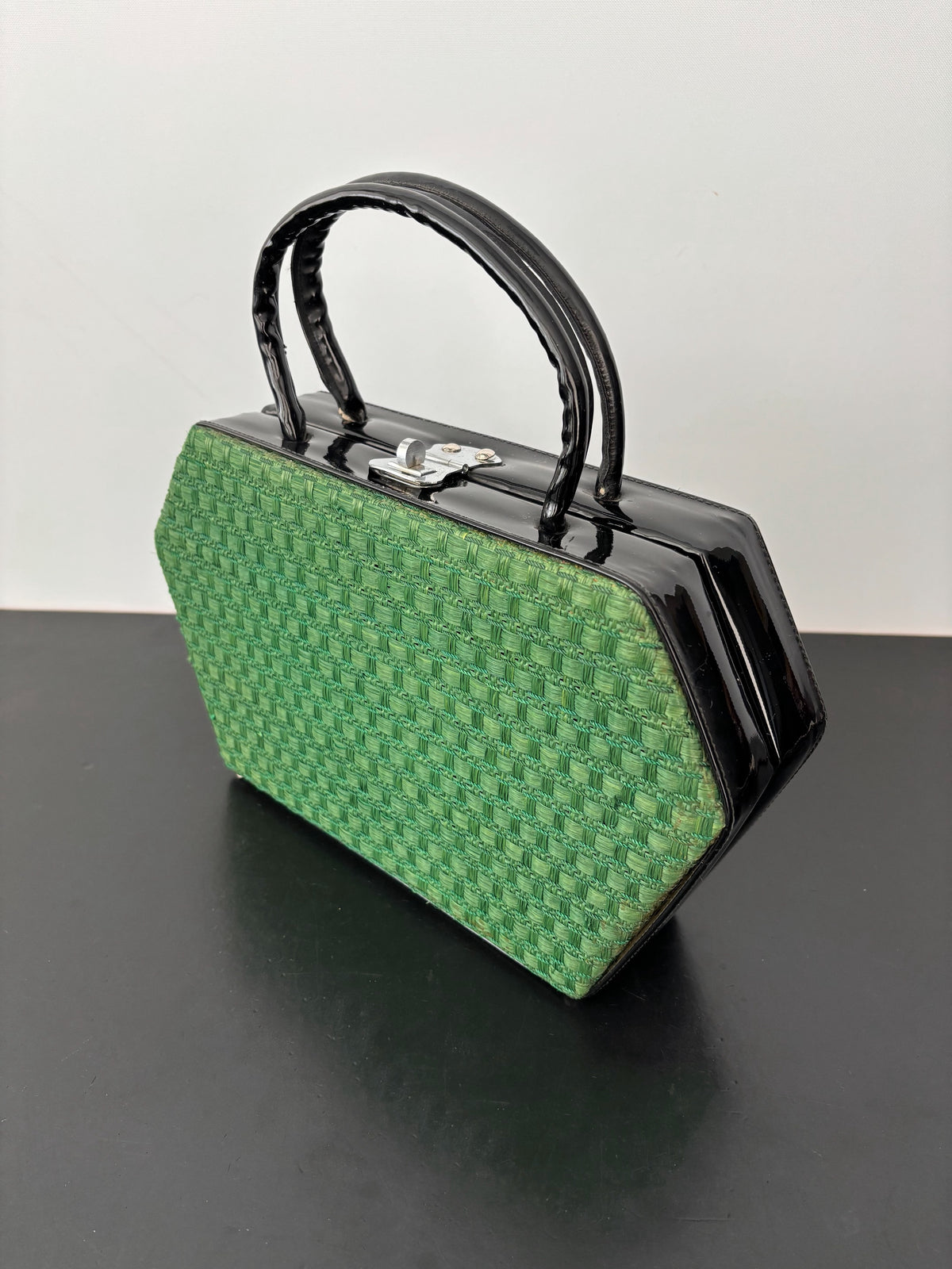 1950s Green Straw & Black Patent Leather Box Handbag
