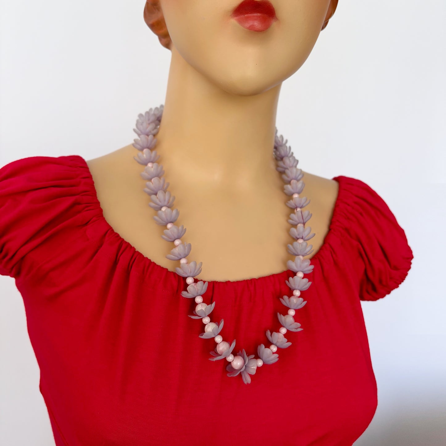 Mid Century Plastic Marbled Pearl Beads and Flowers Luau Necklace
