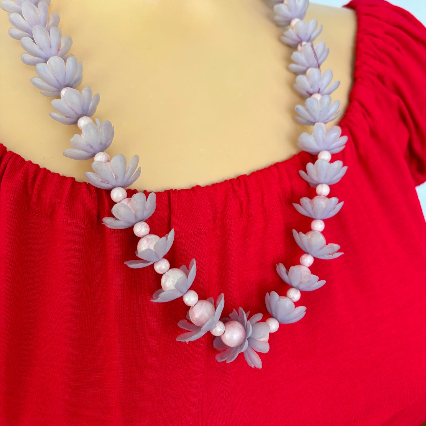 Mid Century Plastic Marbled Pearl Beads and Flowers Luau Necklace