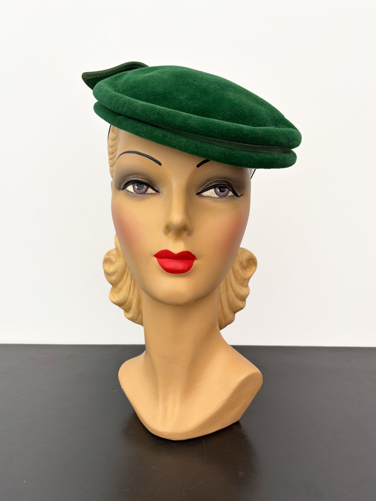 1940s Green Velour Felt Pancake Hat | Néodaim Paris