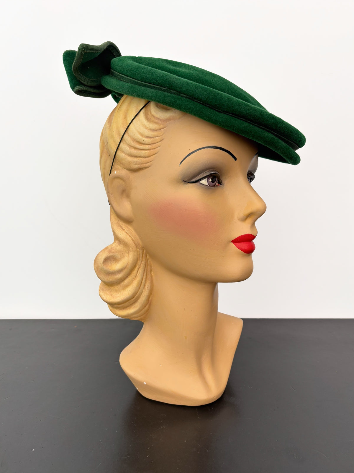 1940s Green Velour Felt Pancake Hat | Néodaim Paris