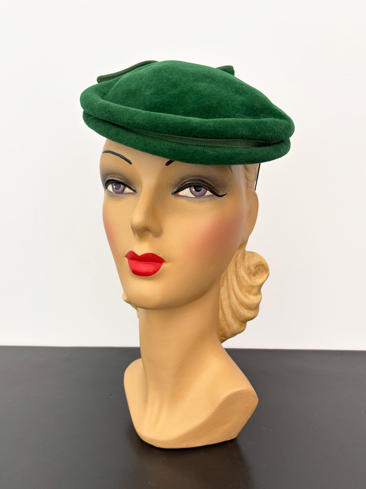 1940s Green Velour Felt Pancake Hat | Néodaim Paris