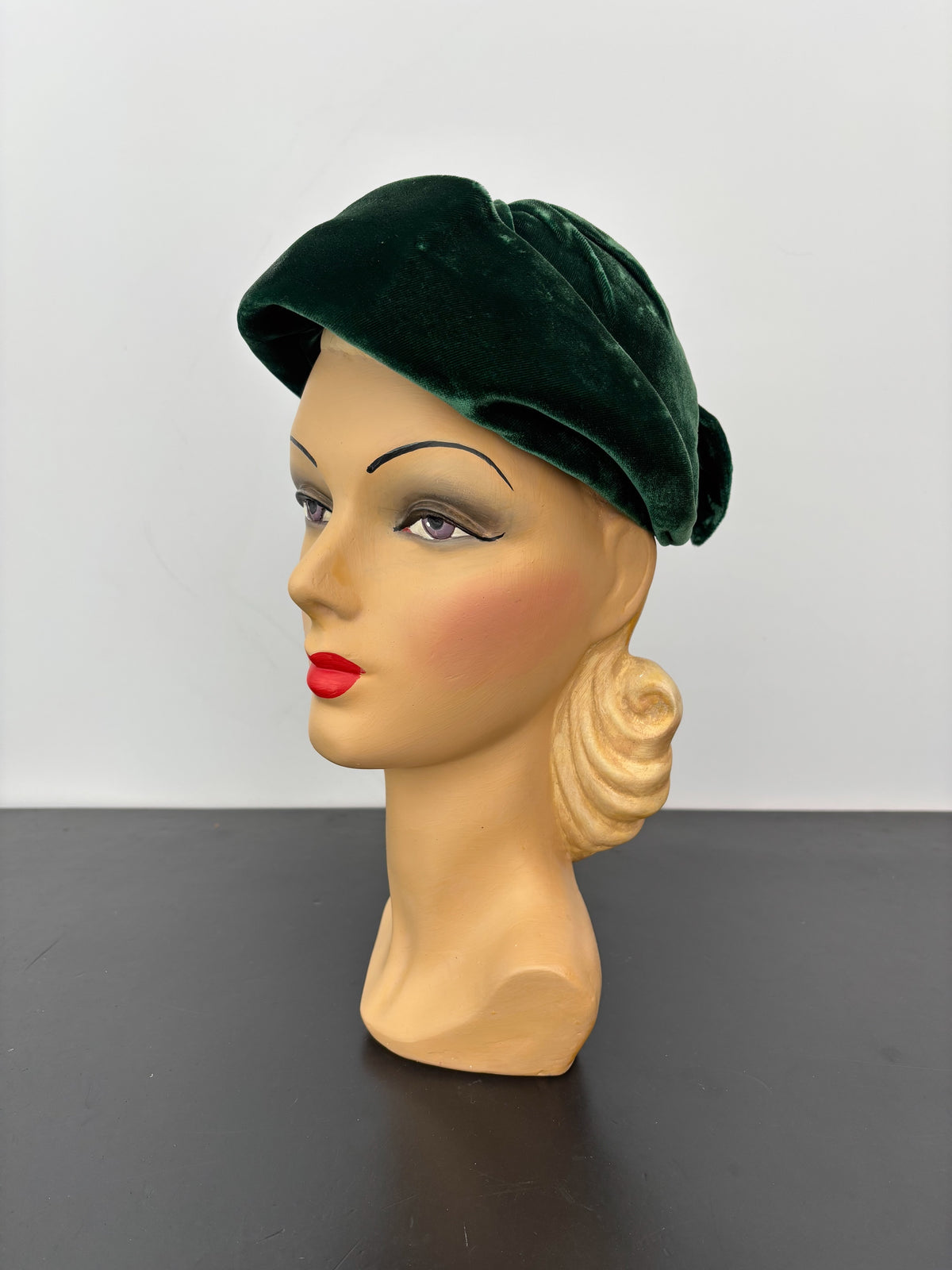 1930s/40s Emerald Green Velvet Tilt Hat with Bow