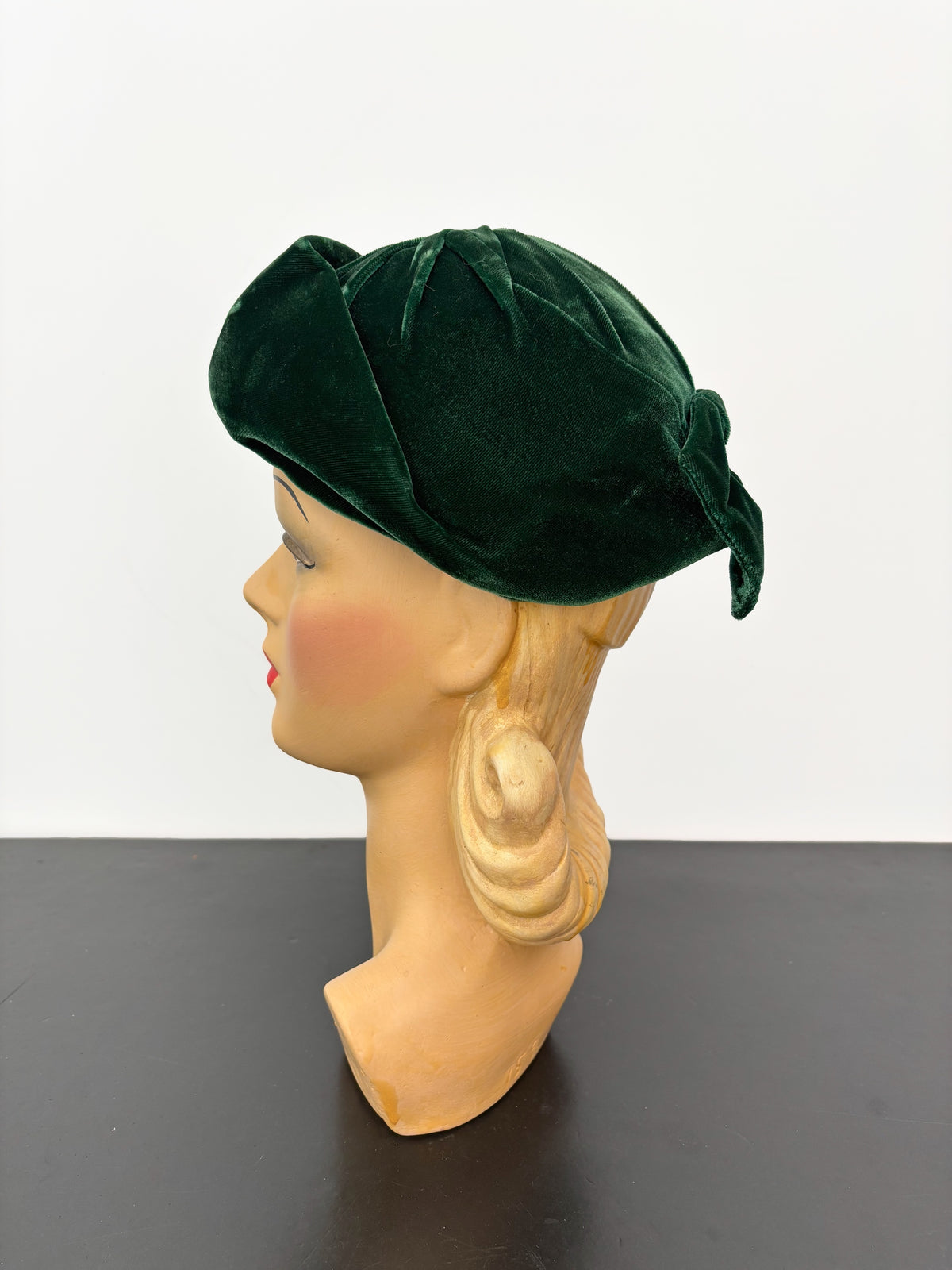 1930s/40s Emerald Green Velvet Tilt Hat with Bow