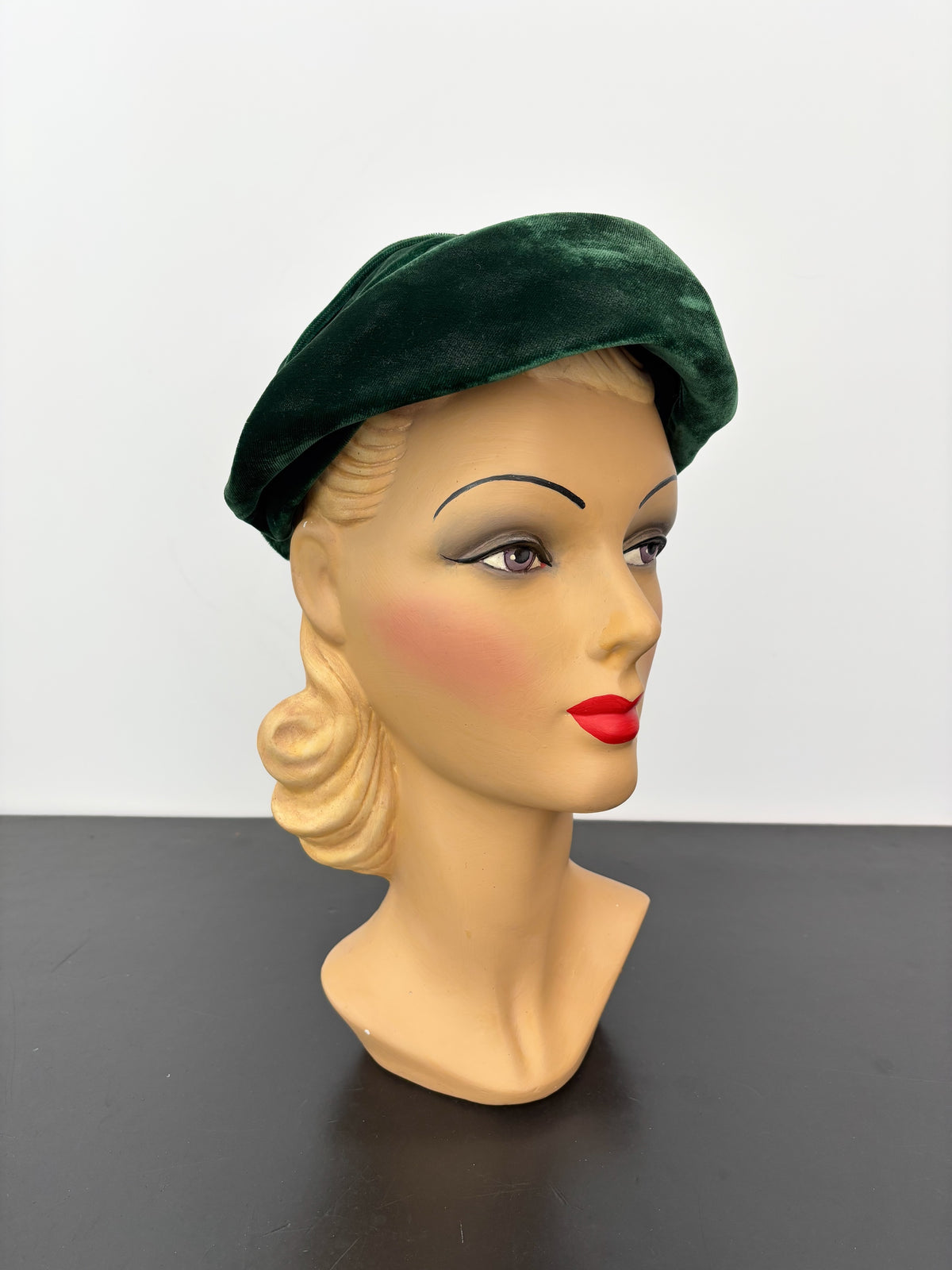 1930s/40s Emerald Green Velvet Tilt Hat with Bow