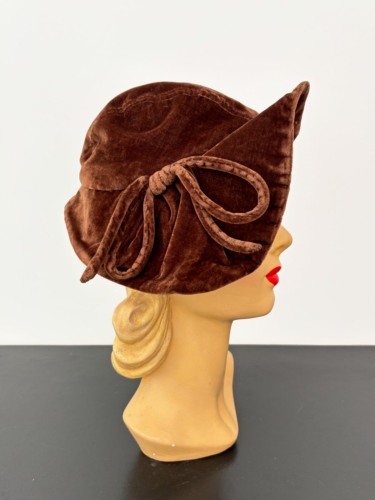 1930s Brown Velvet Hat With Asymmetric Brim | Rose Descat Paris