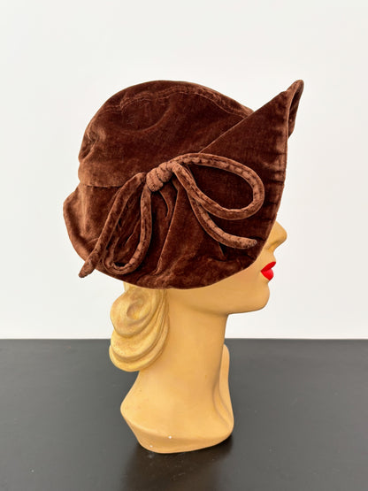 1930s Brown Velvet Hat With Asymmetric Brim | Rose Descat Paris