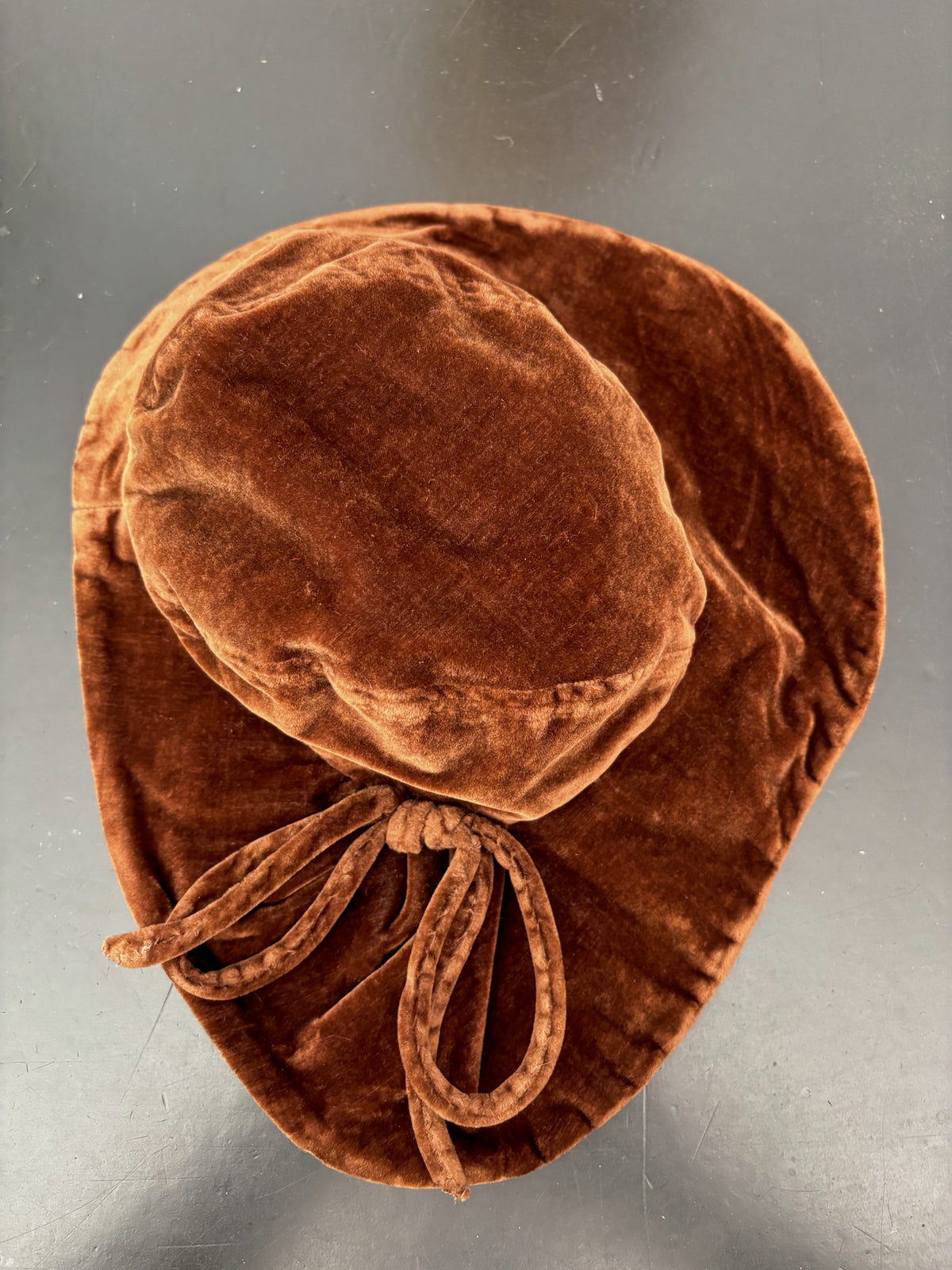 1930s Brown Velvet Hat With Asymmetric Brim | Rose Descat Paris