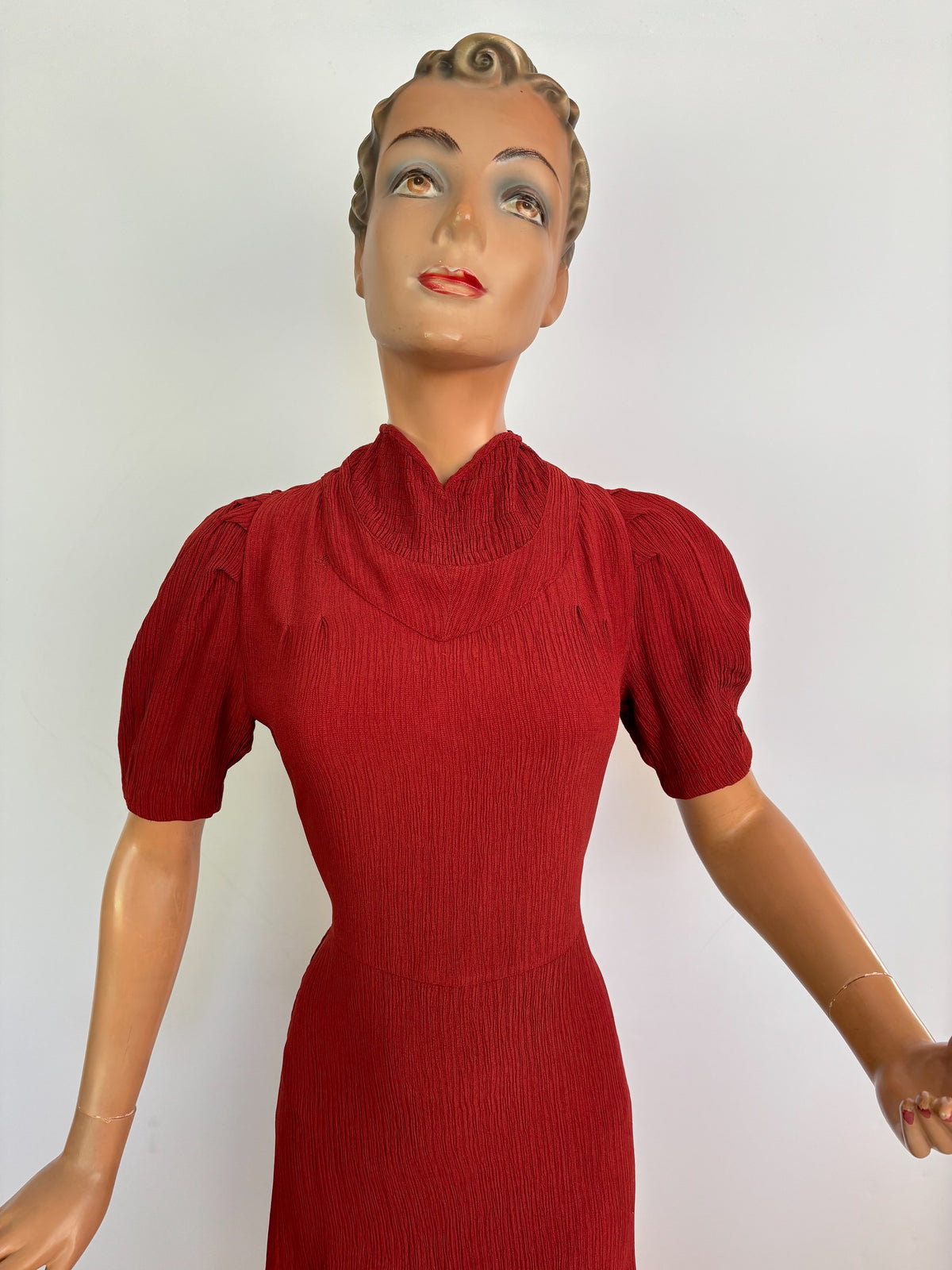 M | 1930s Brick Red Crinkle Crepe Dress With Puffed Sleeves