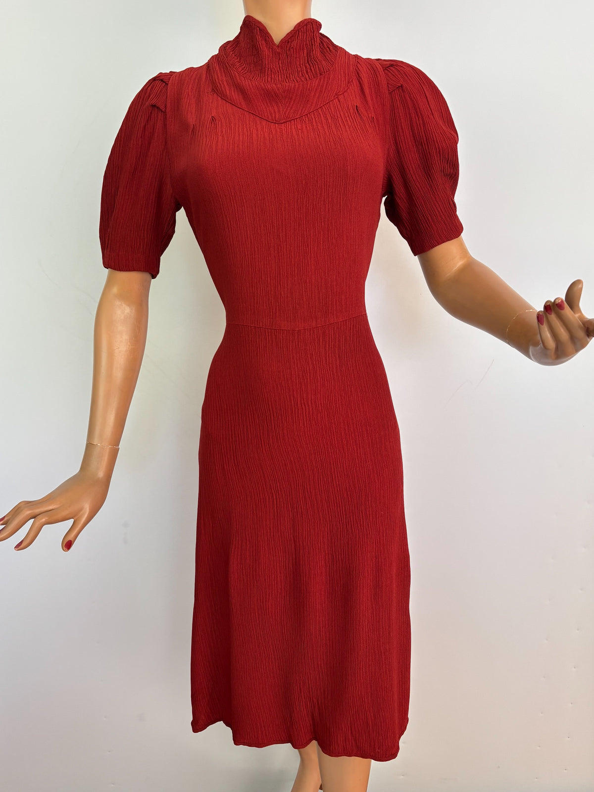 M | 1930s Brick Red Crinkle Crepe Dress With Puffed Sleeves
