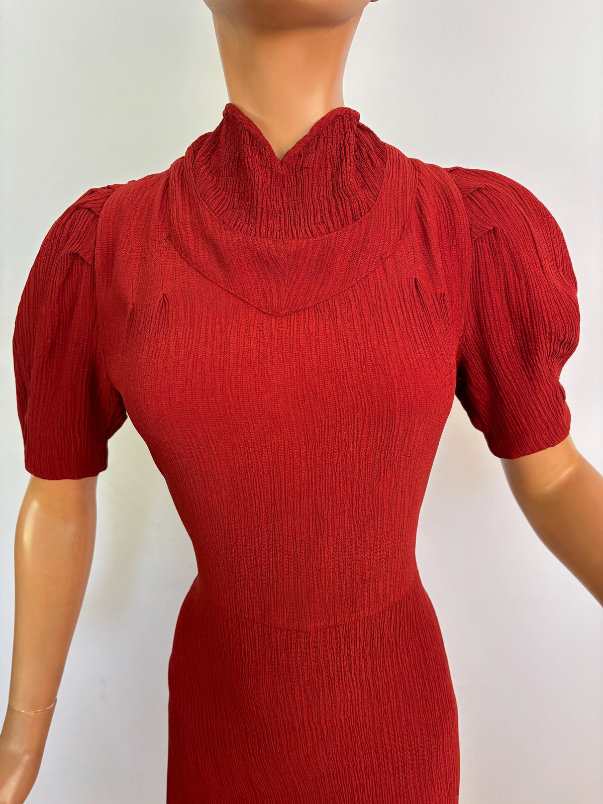 M | 1930s Brick Red Crinkle Crepe Dress With Puffed Sleeves