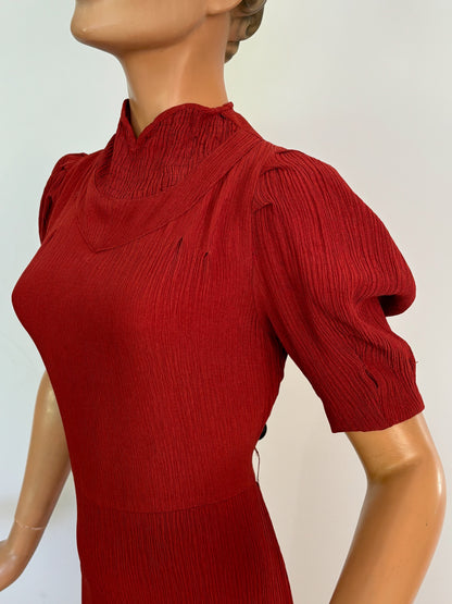 M | 1930s Brick Red Crinkle Crepe Dress With Puffed Sleeves