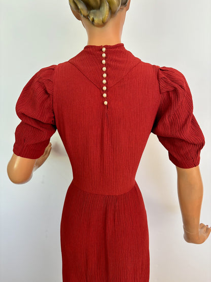 M | 1930s Brick Red Crinkle Crepe Dress With Puffed Sleeves