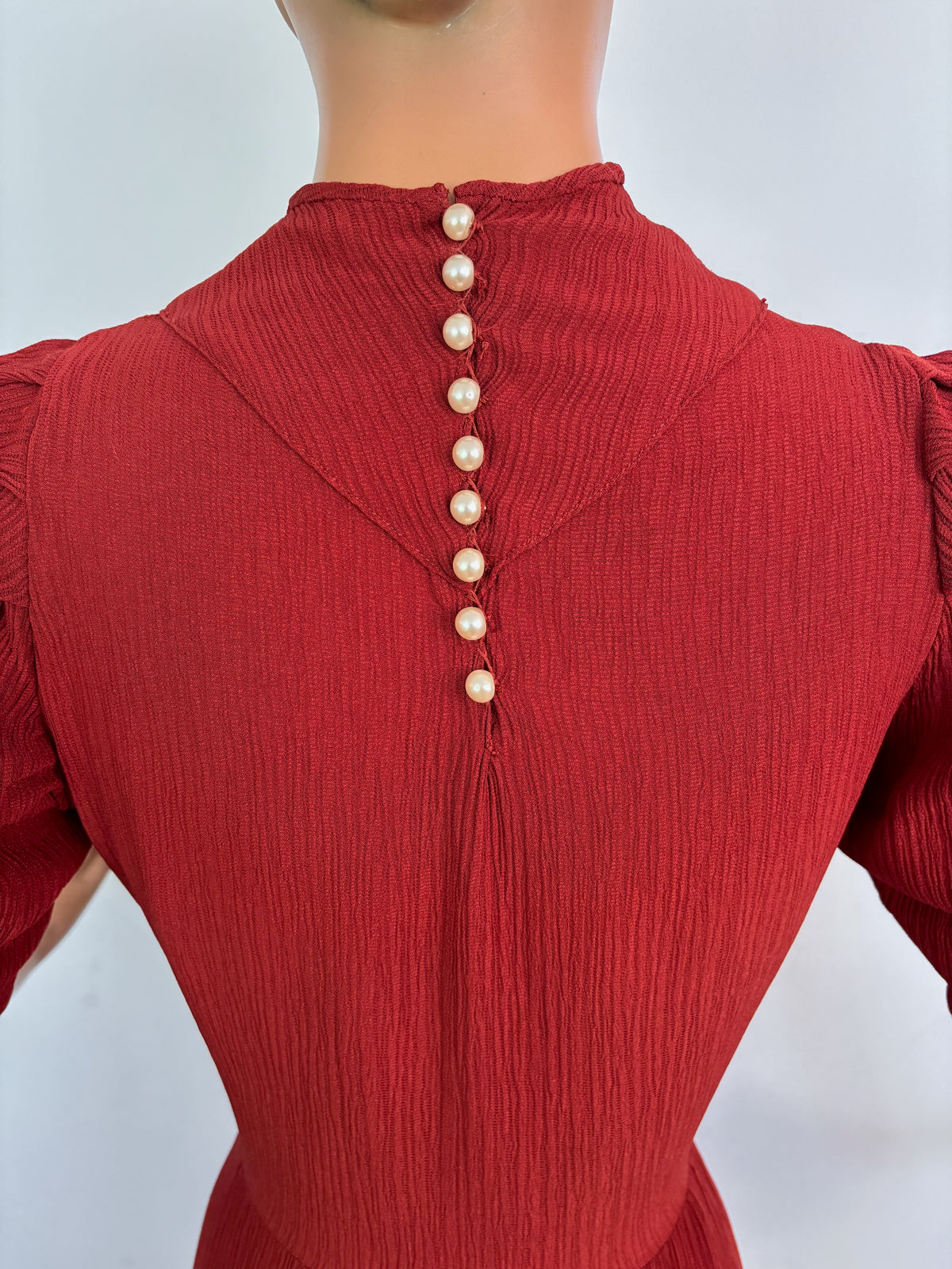 M | 1930s Brick Red Crinkle Crepe Dress With Puffed Sleeves