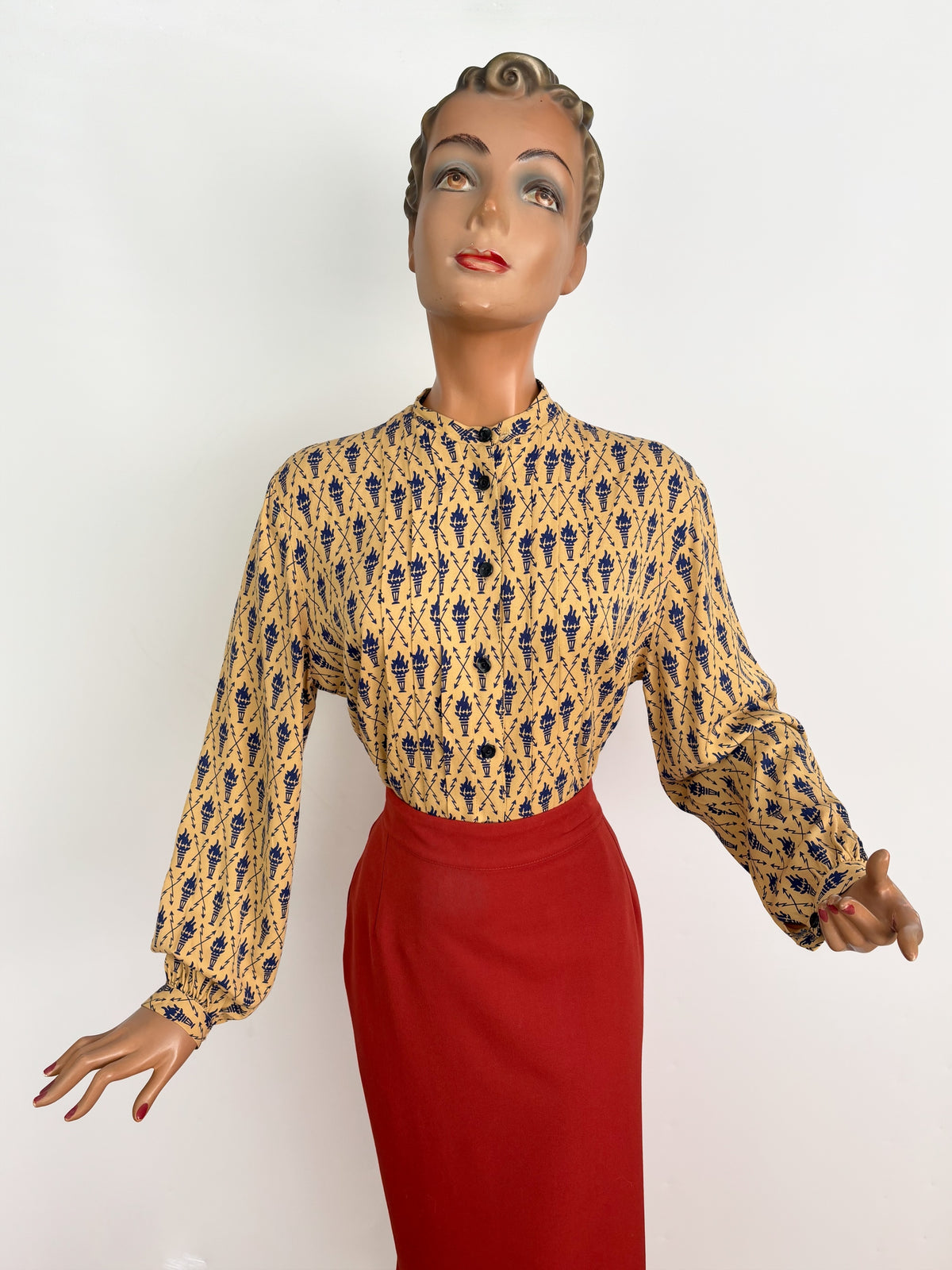 M/L | 1950s Torches and Arrows Novelty Print Blouse