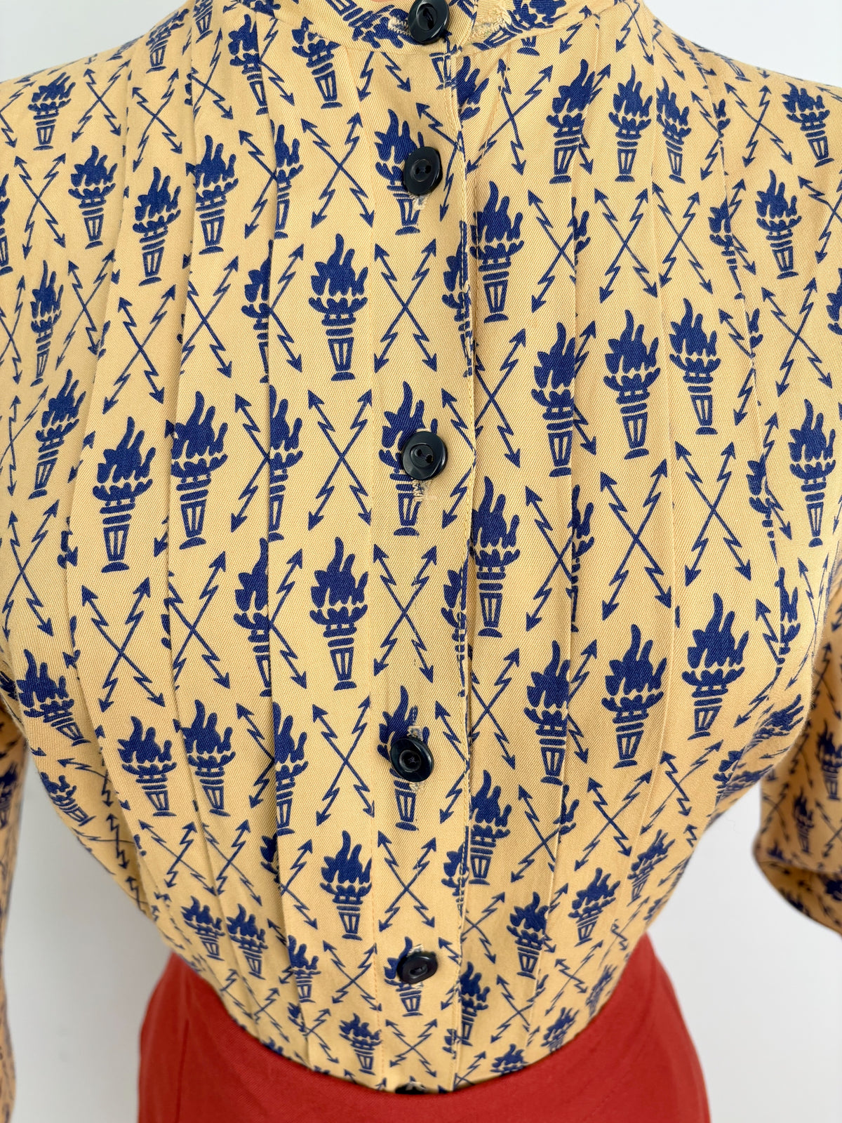 M/L | 1950s Torches and Arrows Novelty Print Blouse