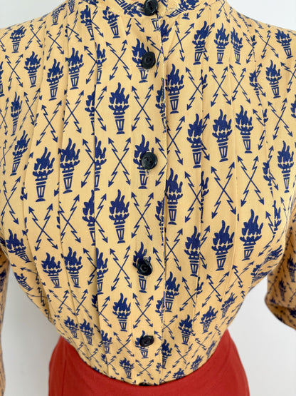 M/L | 1950s Torches and Arrows Novelty Print Blouse
