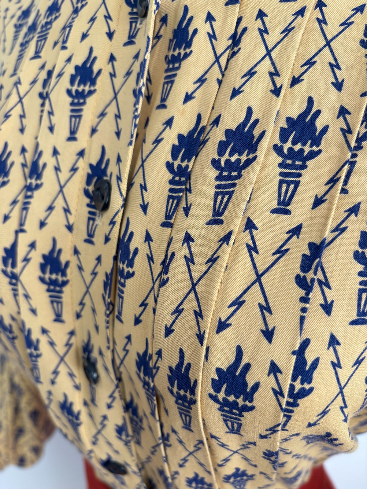 M/L | 1950s Torches and Arrows Novelty Print Blouse
