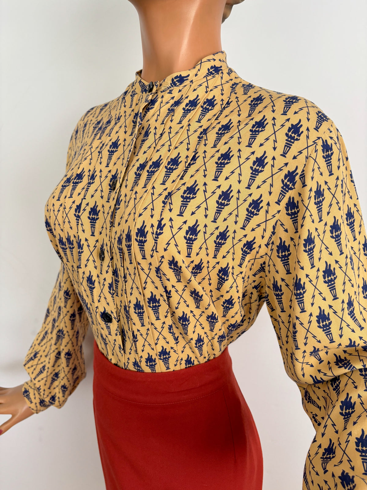 M/L | 1950s Torches and Arrows Novelty Print Blouse