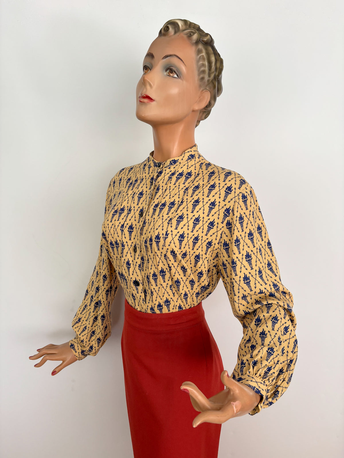 M/L | 1950s Torches and Arrows Novelty Print Blouse