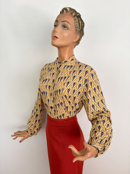 M/L | 1950s Torches and Arrows Novelty Print Blouse