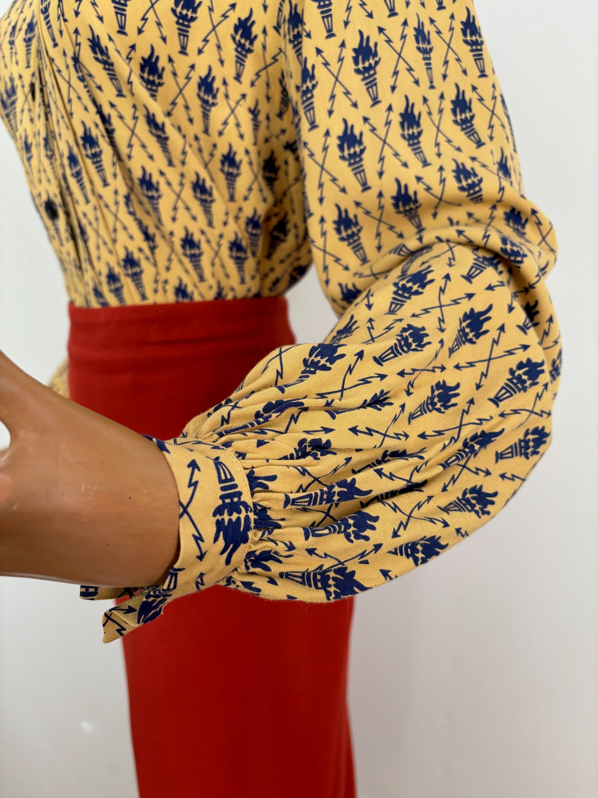 M/L | 1950s Torches and Arrows Novelty Print Blouse