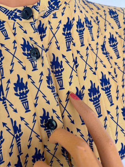 M/L | 1950s Torches and Arrows Novelty Print Blouse