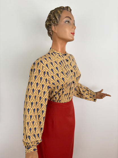 M/L | 1950s Torches and Arrows Novelty Print Blouse