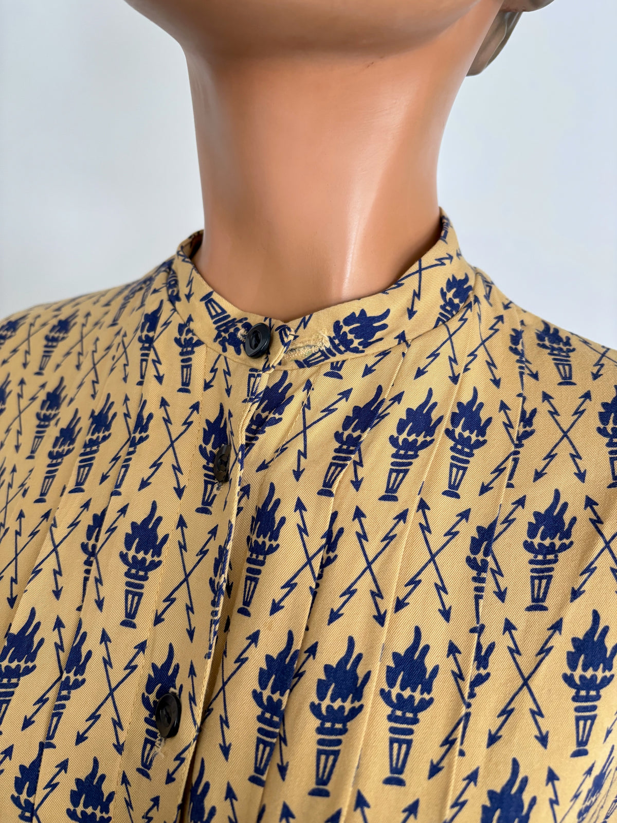 M/L | 1950s Torches and Arrows Novelty Print Blouse