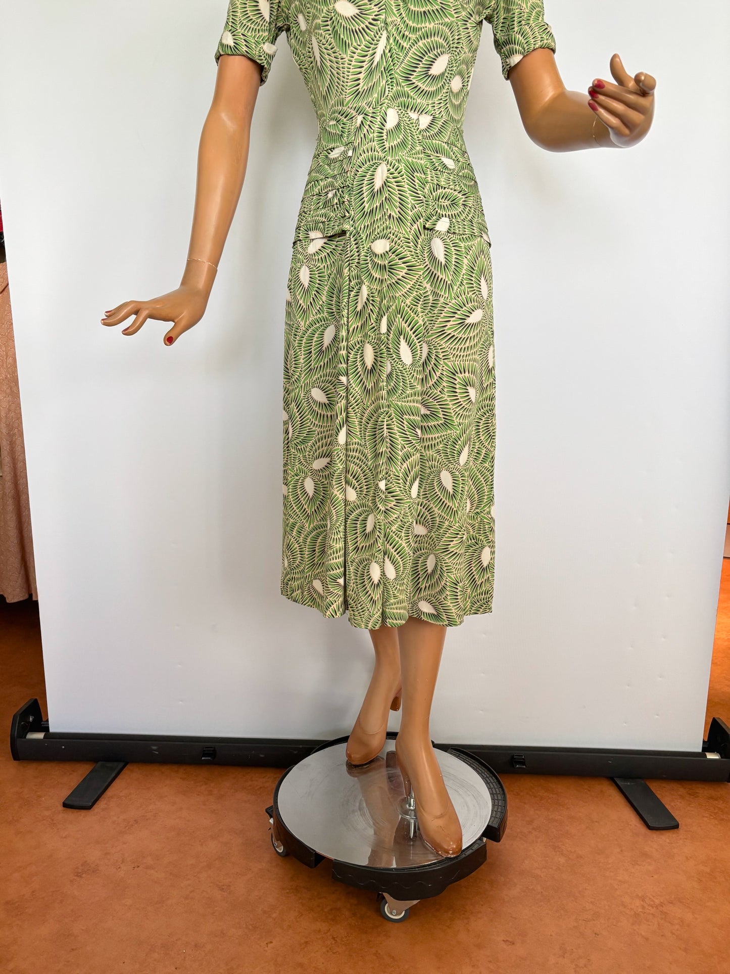 XS | 1940s Green Graphic Rayon Day Dress