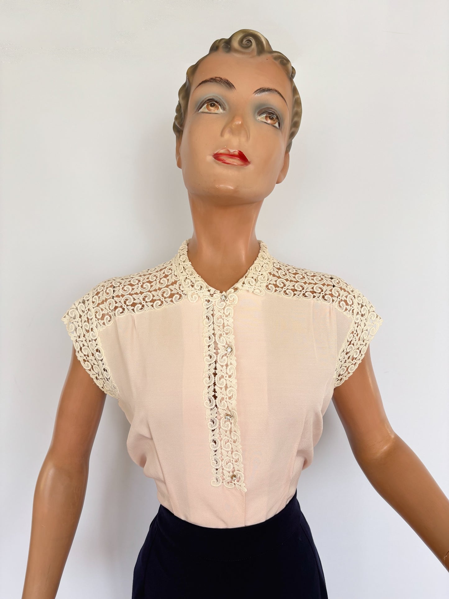 L | 1940s Blush Blouse With Lace Details – Riquel