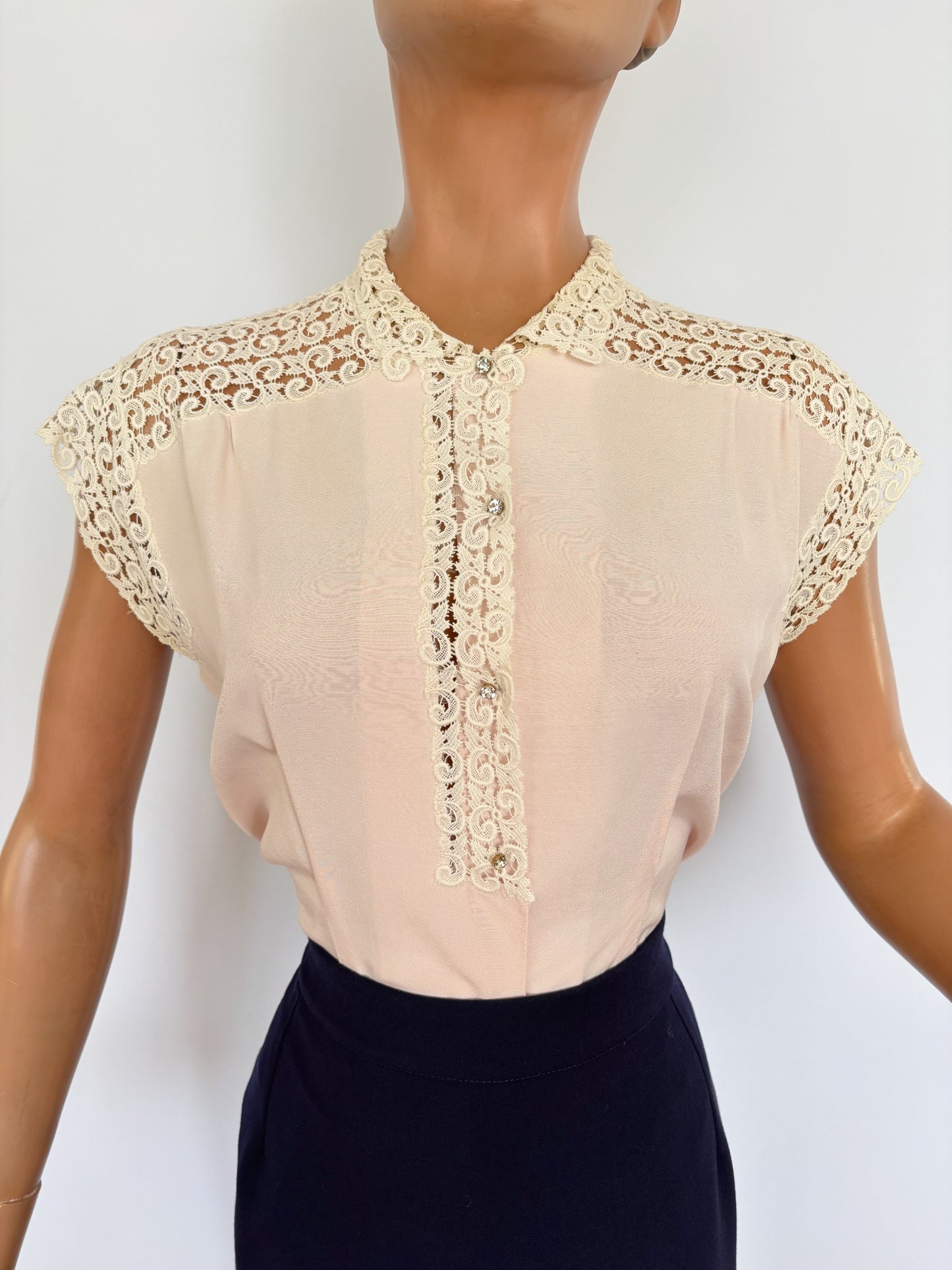 L | 1940s Blush Blouse With Lace Details – Riquel