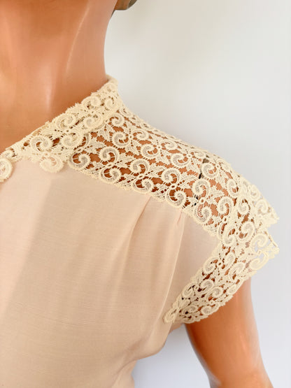 L | 1940s Blush Blouse With Lace Details – Riquel