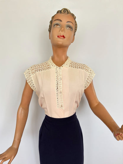 L | 1940s Blush Blouse With Lace Details – Riquel
